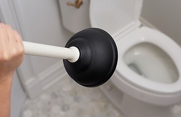 how to unclog a toilet with plunger